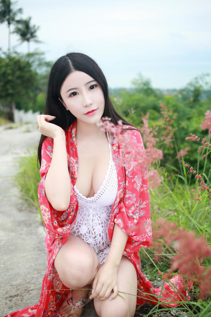蹲在地上的极品清纯女生图片