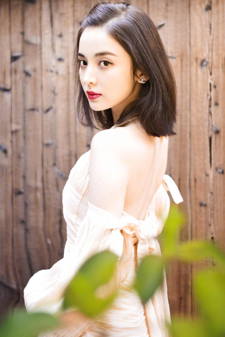 穿露背装的清纯美女明星古力娜扎高清图片