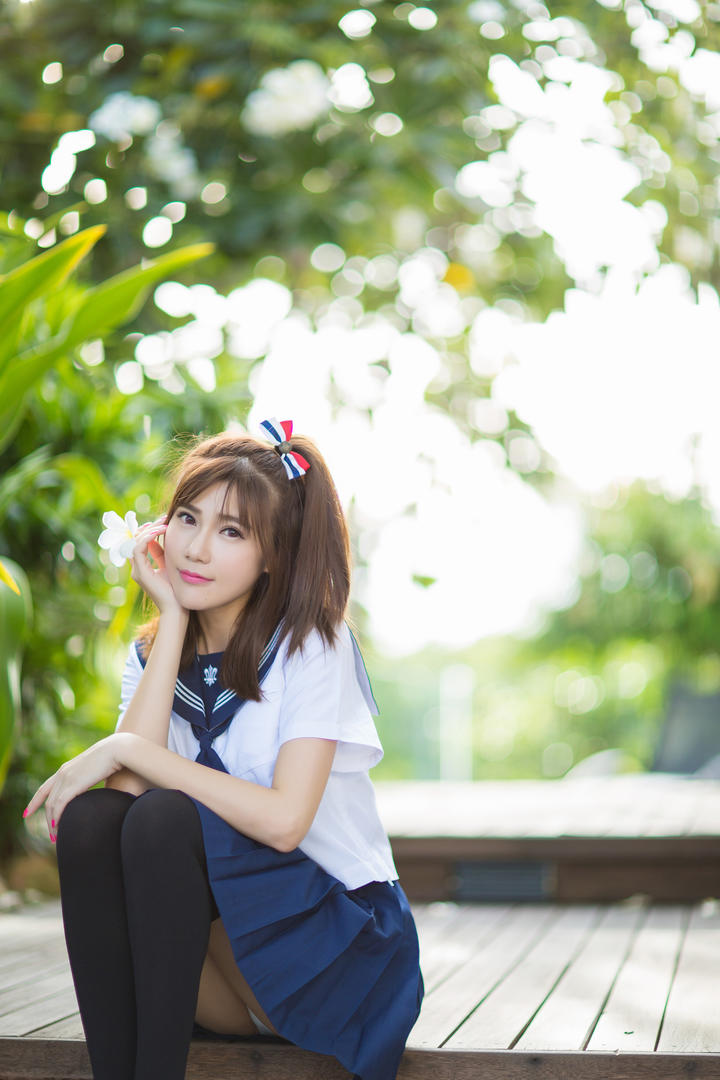 坐在木板上的清纯制服美女