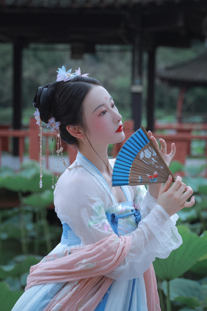 荷花池边的唯美汉服古装美女艺术写真图片