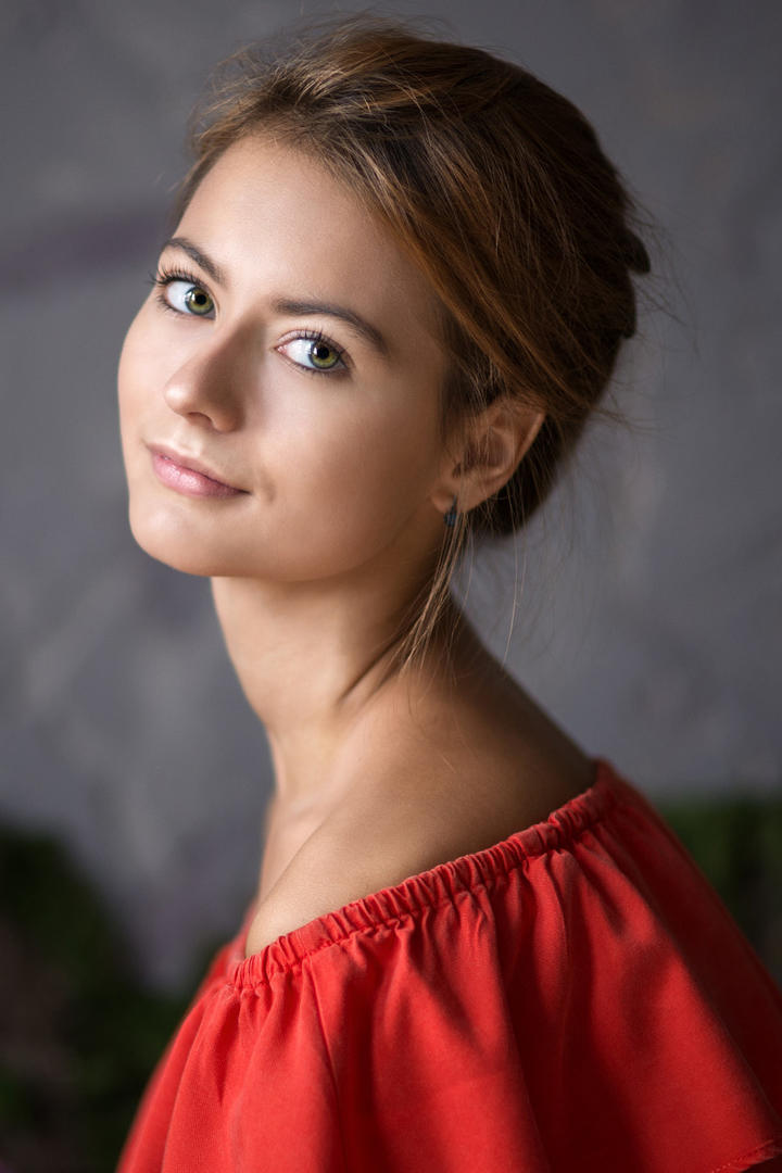 穿着红色裙子的欧美美女肖像写真图片