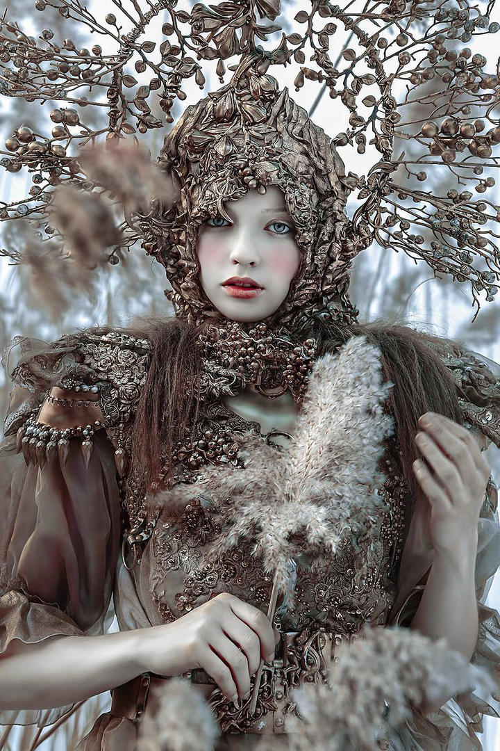 戴着头盔的国外话剧服饰美女艺术写真图片