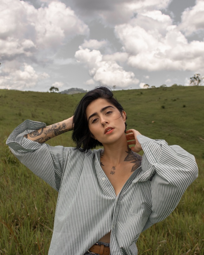 欧美竖纹衬衫美女写真图片