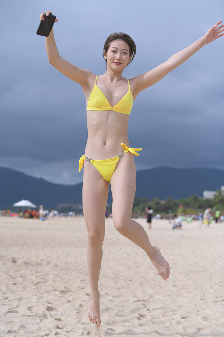 跳跃的中国比基尼美女模特性感写真图片