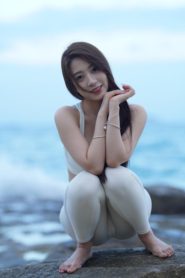 性感紧身瑜伽裤鲍沟美女海边摄影写真图片