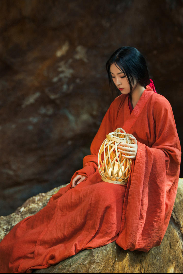 坐在石头上的古装汉服美女高清艺术写真图片