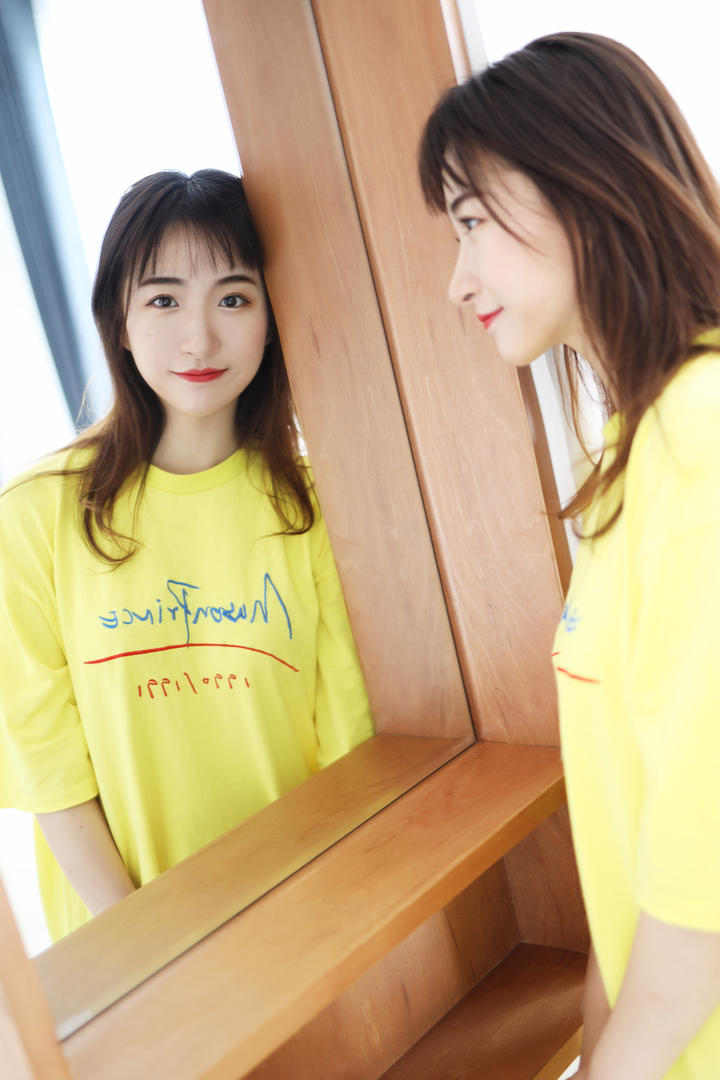 照镜子的清纯美女图片艺儿拿铁