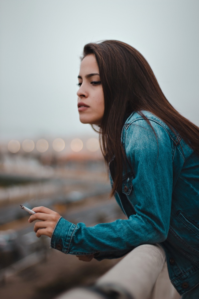 秋天户外忧郁美女图片