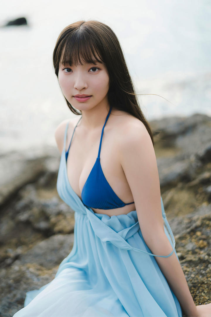 日本极品纯欲女神里仲菜月吊带比基尼写真图片