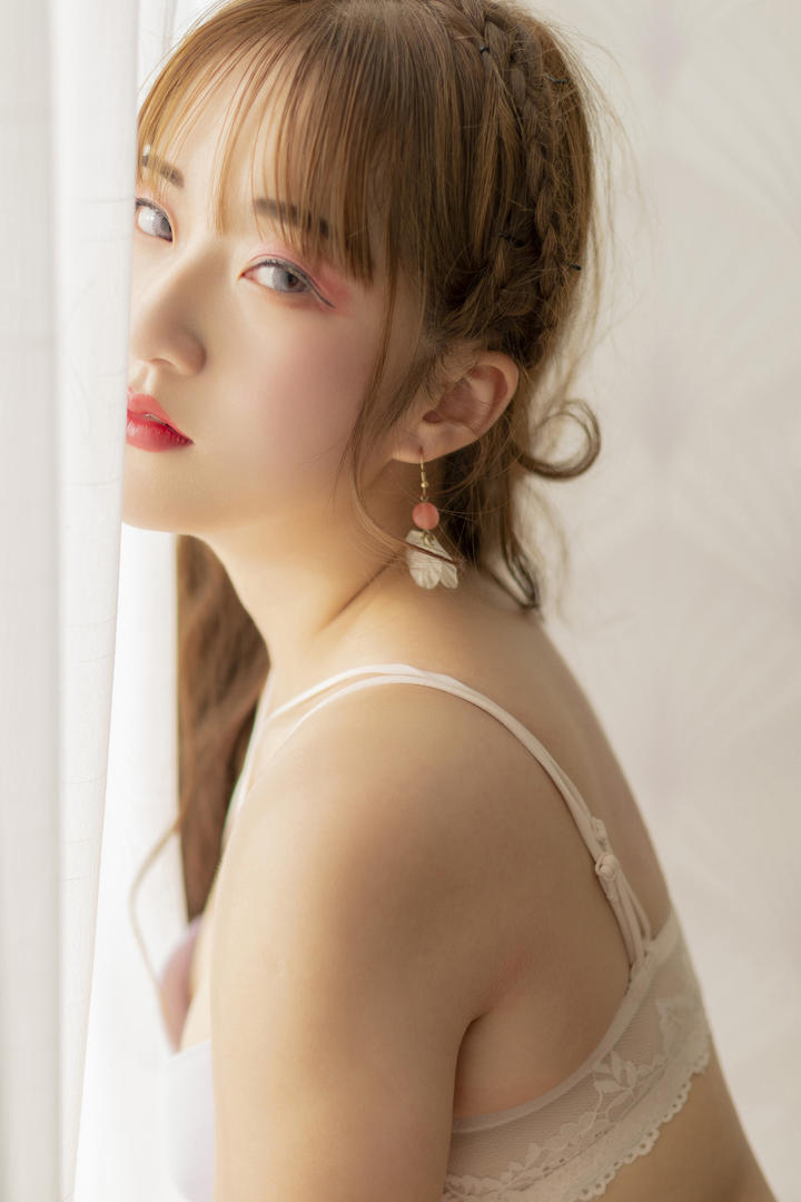 顾盼兮性感妩媚眼影内衣美女写真图片