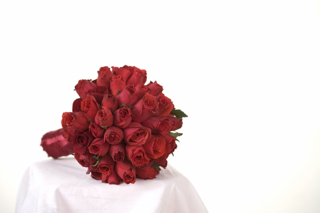 红色玫瑰手捧花图片