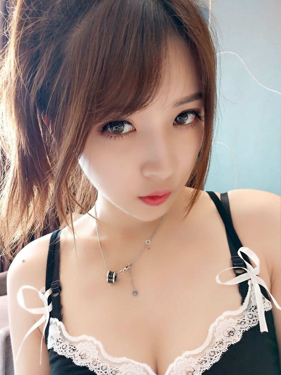 斗鱼主播小女巫露娜黑色吊裙黑丝美腿白嫩身材私房套图