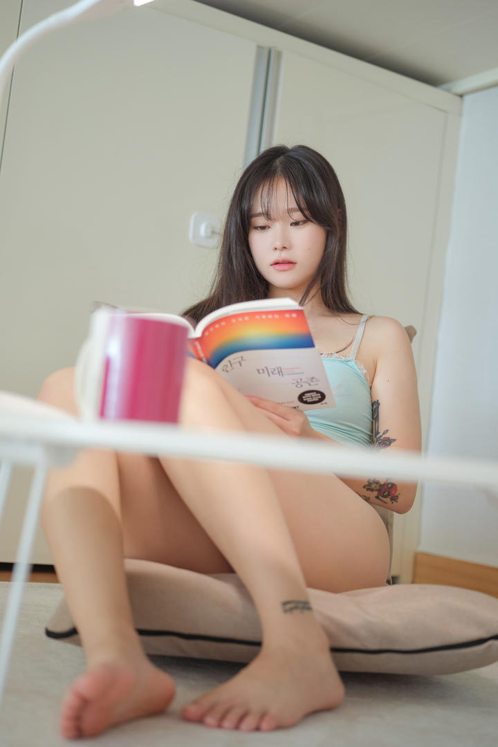 韩国网红清纯系天花板美女看书图片