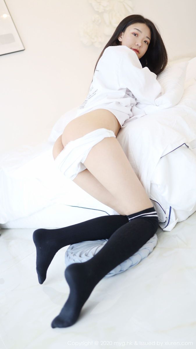 美媛馆性感美女Laura张小妮白衬衫修长美腿JK制服诱惑写真