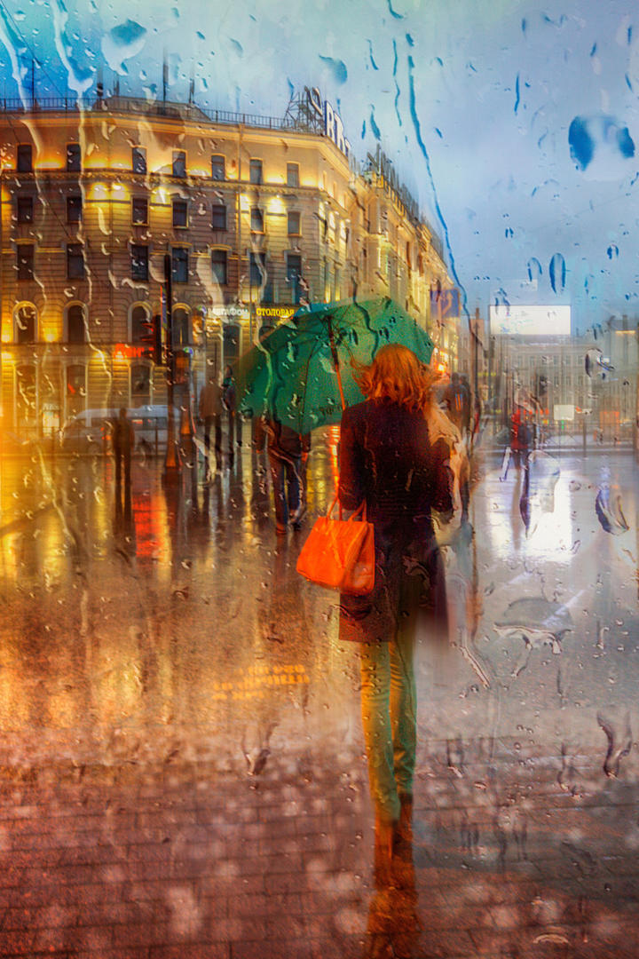 撑着伞走在街道上的美女艺术写真图片