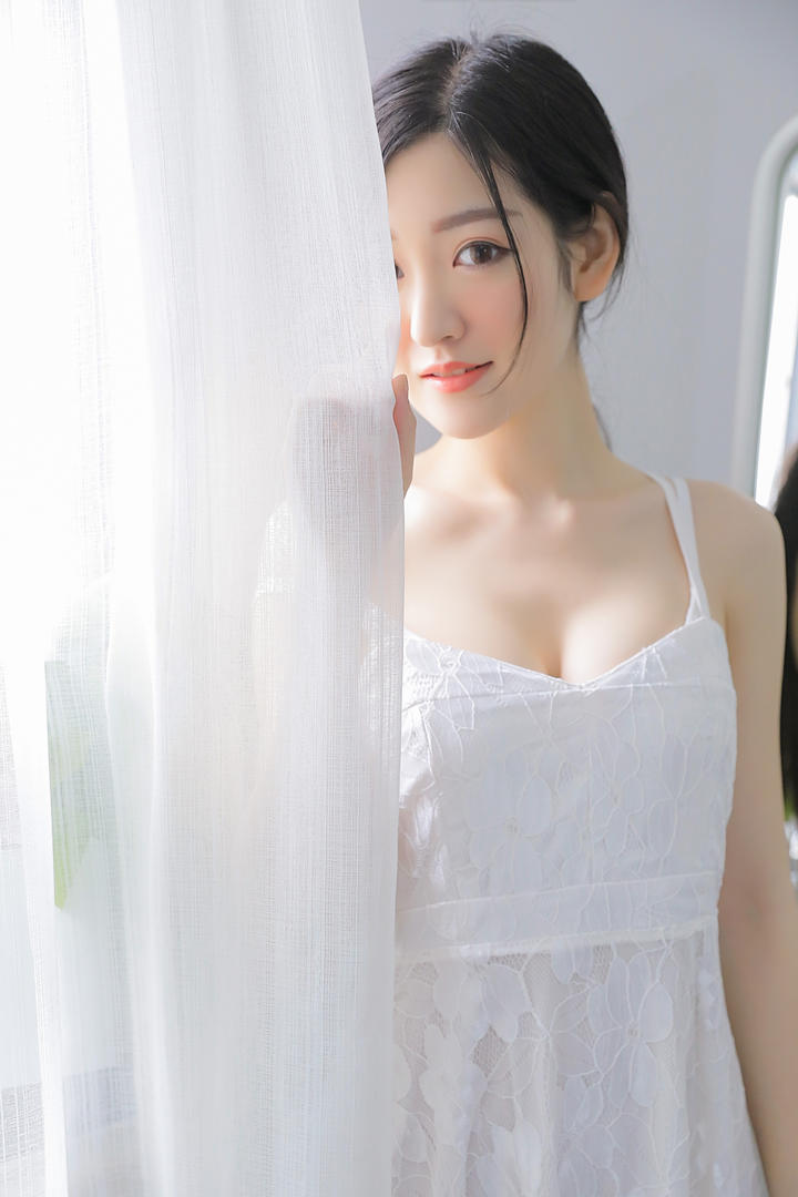 窗帘边的极品白皙女神沈梦瑶写真图片
