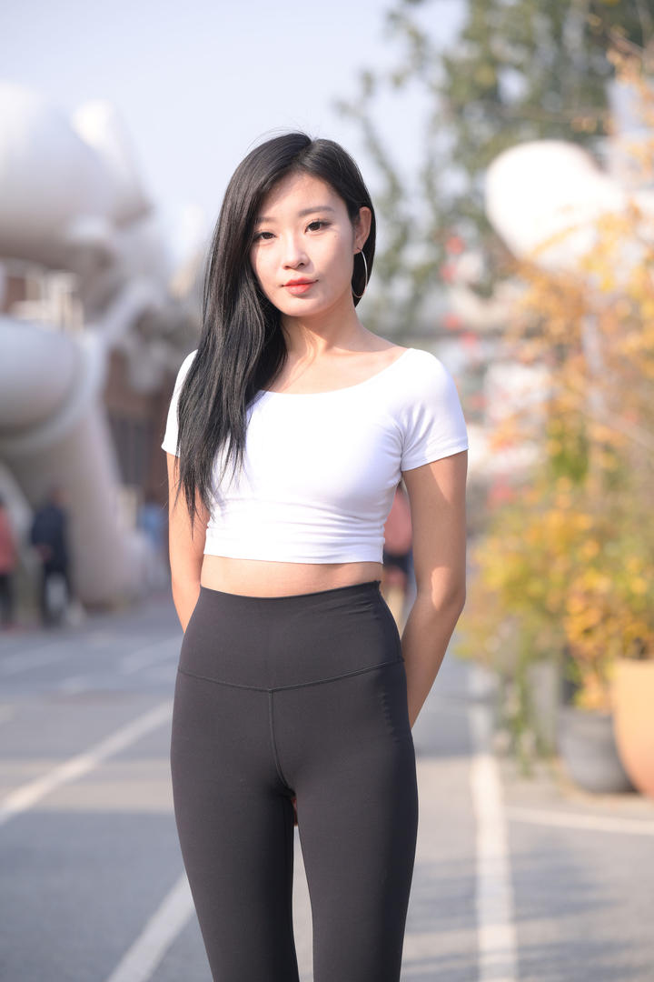 黑色瑜伽裤美女街拍
