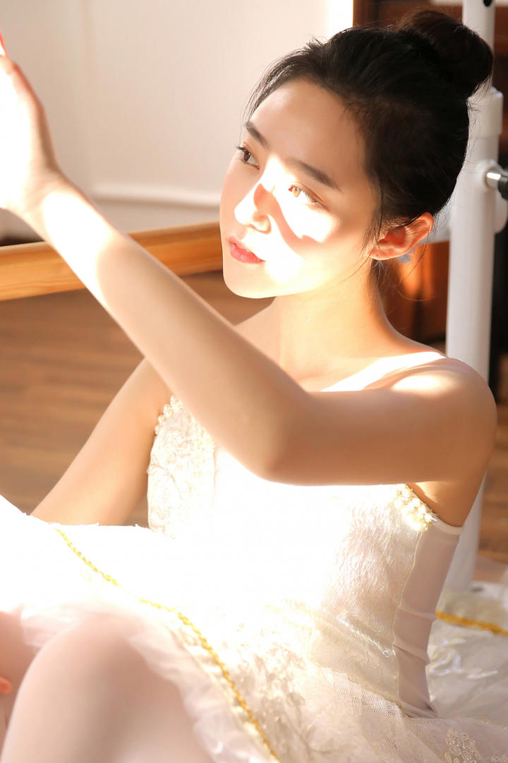 跳芭蕾舞的甜美清纯女生唯美写真壁纸图片大全