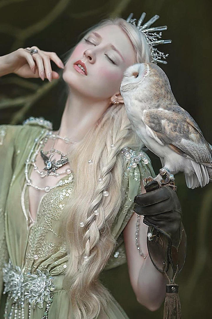 手上站着猫头鹰的欧美美女艺术摄影图片