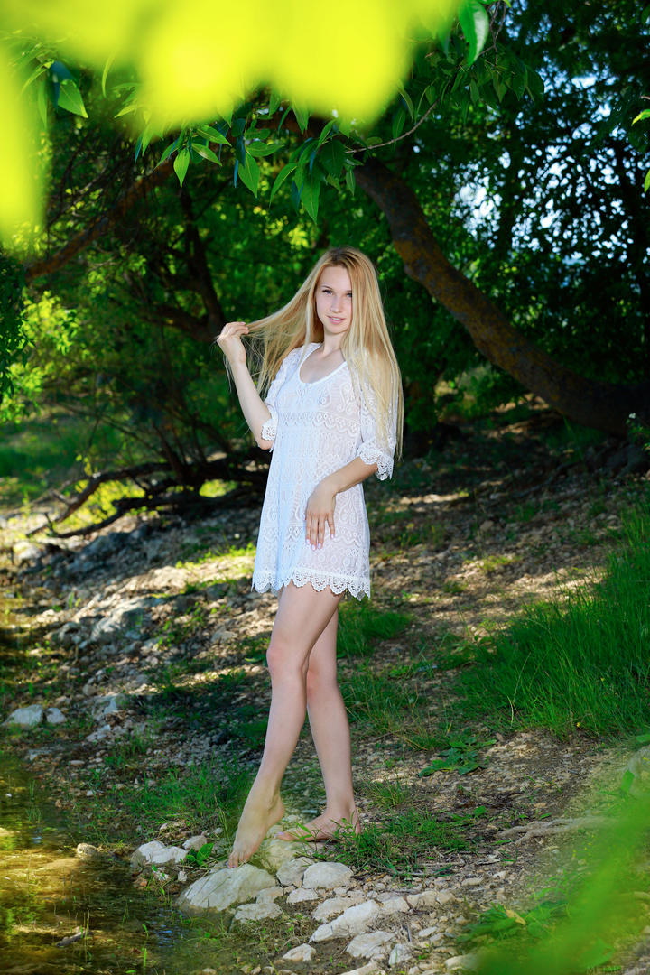 站在小山上的高清俄罗斯清纯美女图片