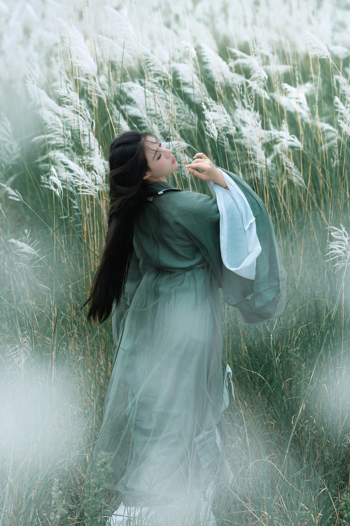 2025爆款青瓷色齐胸襦裙美女潇洒写真图片