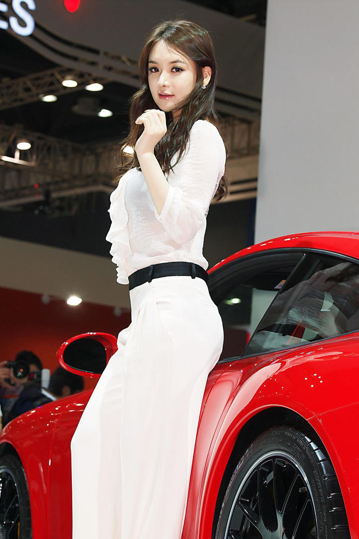 韩国极品白色长裙车模写真