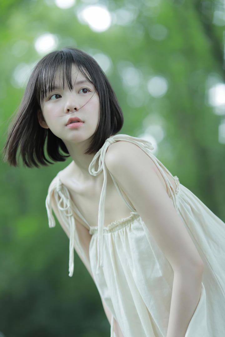 白幼瘦清纯短发女孩户外唯美摄影图片