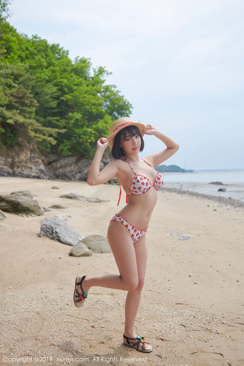 秀人网美女模特卿卿沙滩比基尼内衣诱惑韩国性感私房旅拍