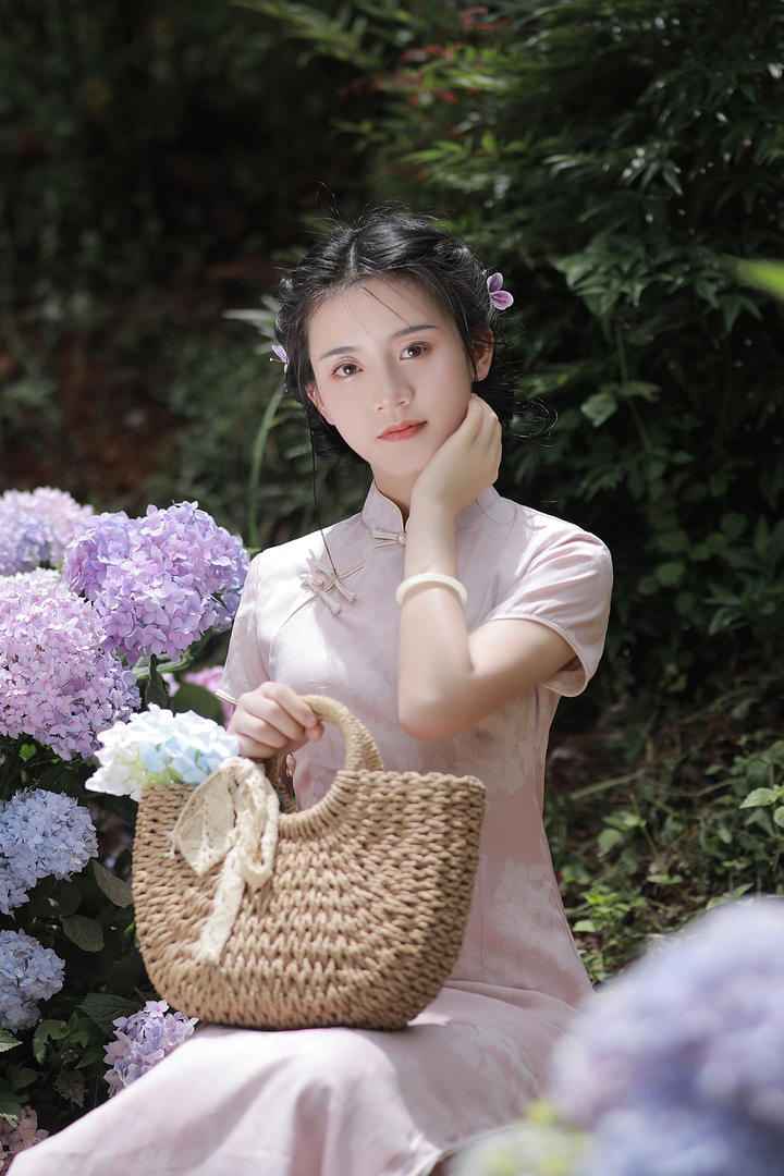 温柔娇小的古典旗袍美女艺术写真图片