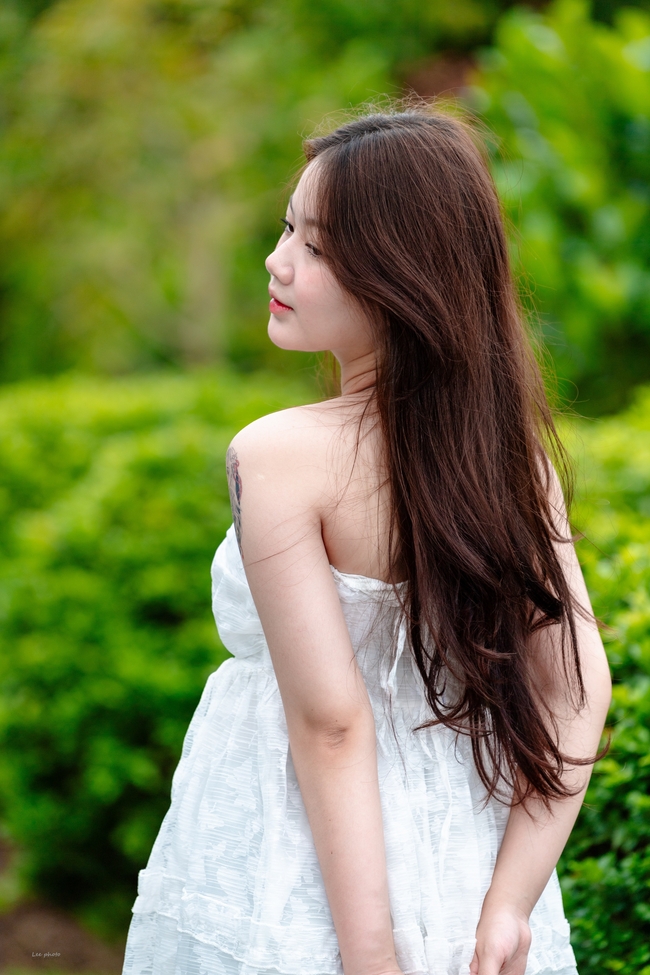 性感清纯长发少女户外人体写真摄影