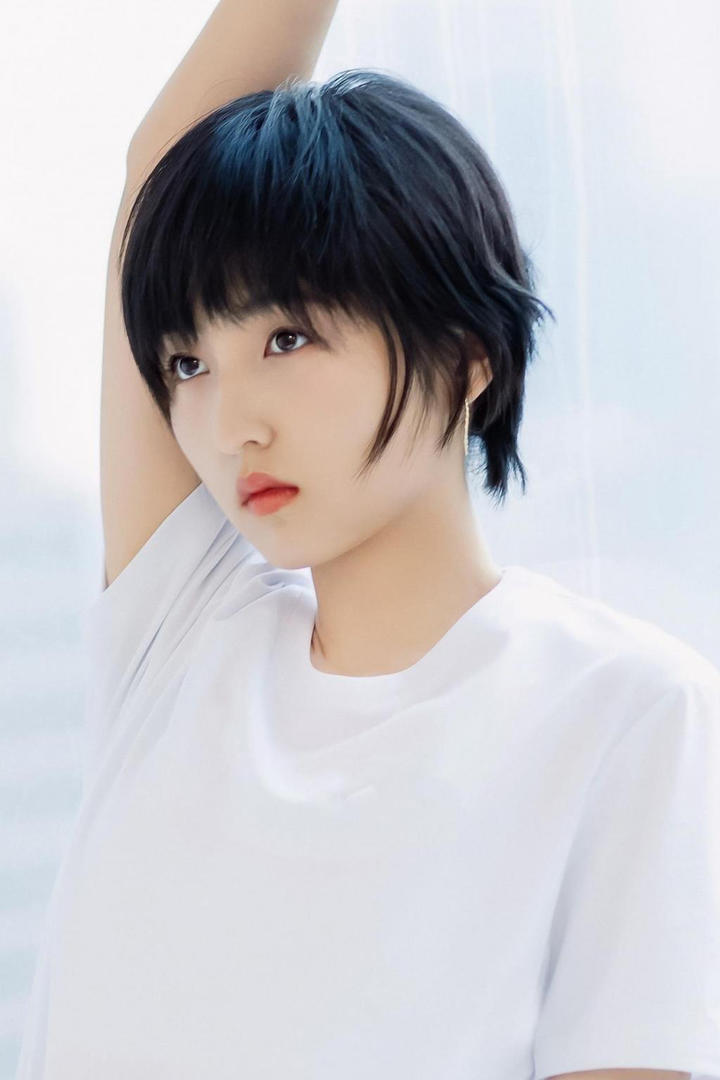 长相清纯的短发美女明星张子枫图片