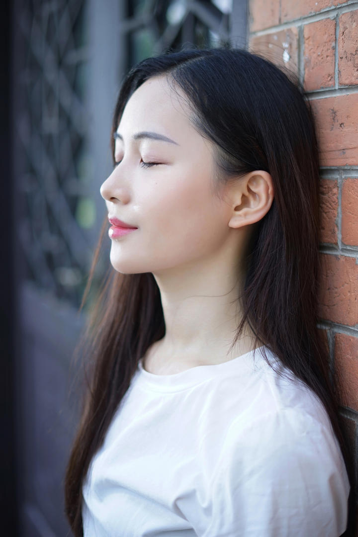 靠在栏杆上的高清清纯美女卡柔图片