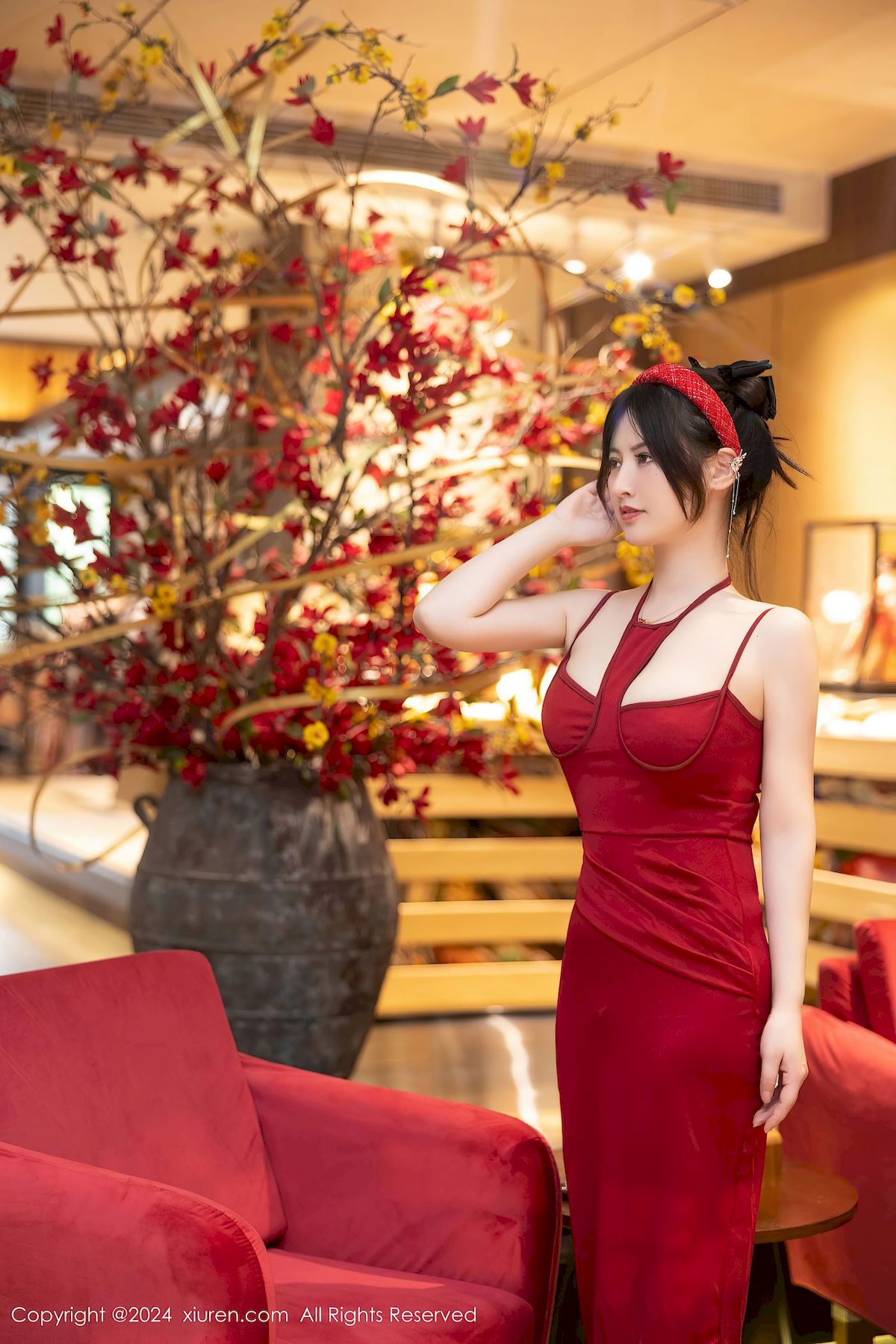 秀人网模特陈诗诗kiki红色短裙搭配诱人黑丝性感写真