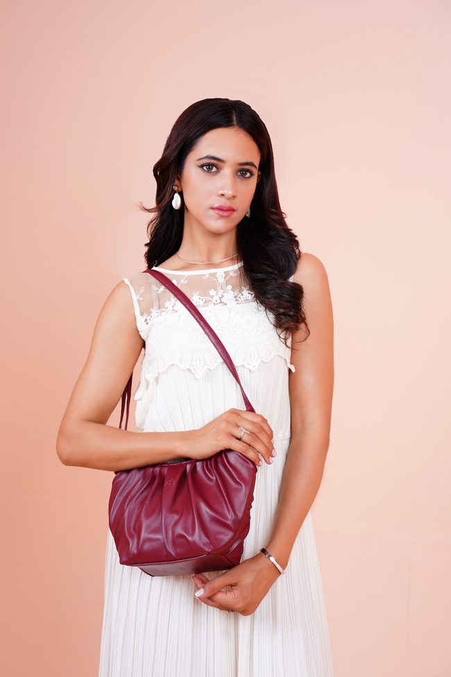 欧美时尚箱包美女模特写真图片