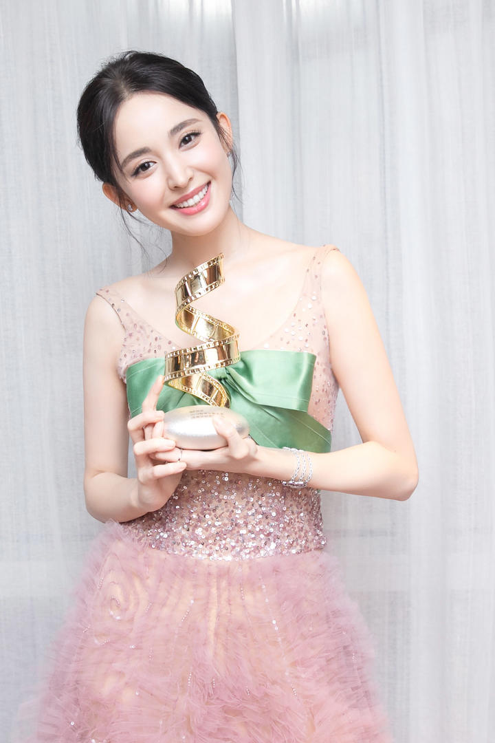 捧着奖杯的漂亮美女明星古力娜扎图片