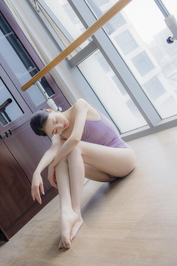 坐在地板上的美腿瑜伽美女毛毛人体艺术写真图片