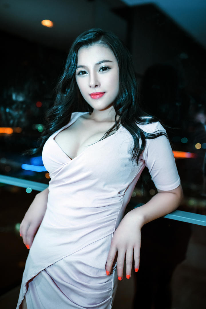 夜色中的极品丰满性感美女写真