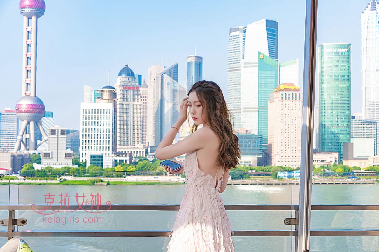 Kelagirls女神克拉芊芊粉色蕾丝长裙邂逅外滩户外性感写真
