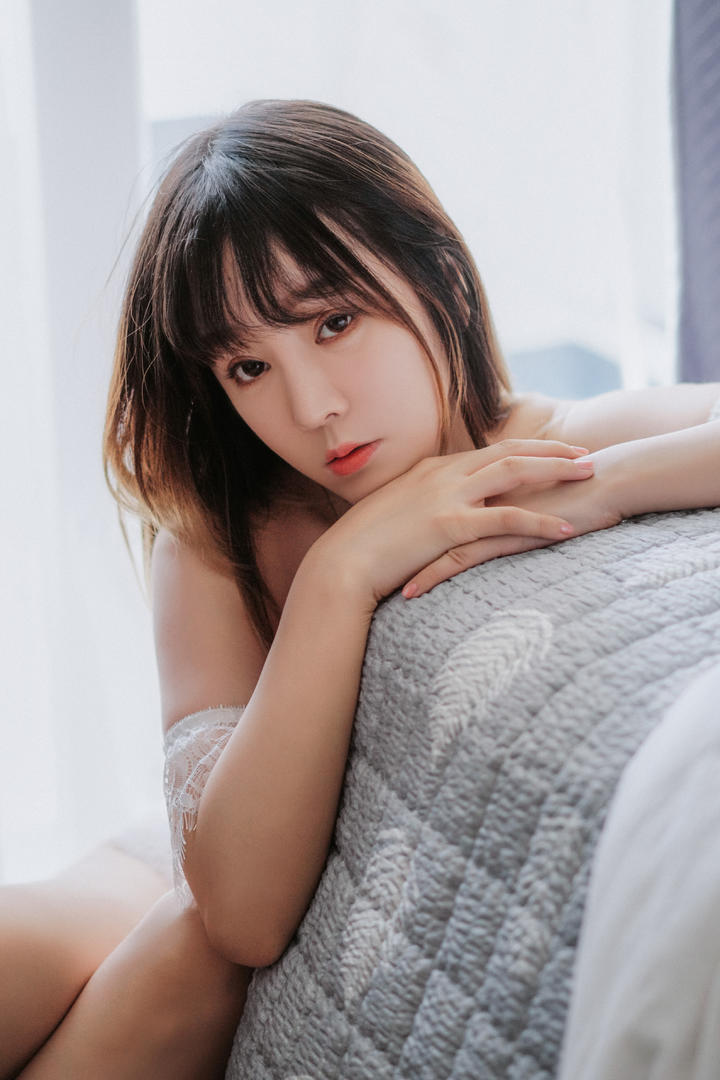 趴在沙发上的高清极品美女图片