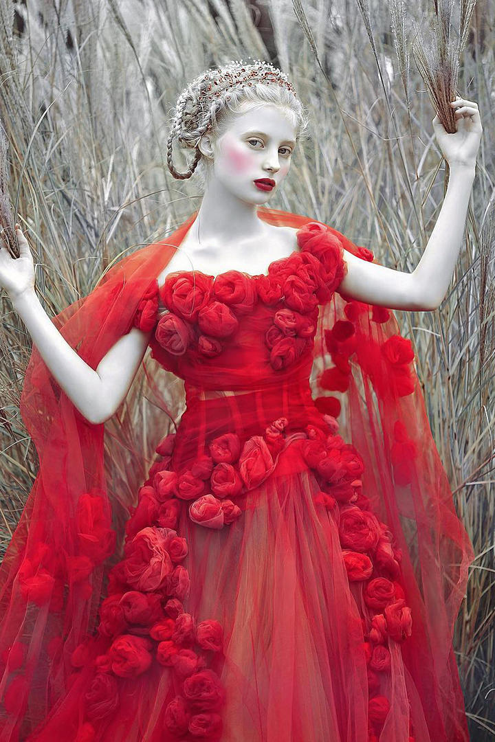 穿着红色裙子的国外美女艺术写真图片