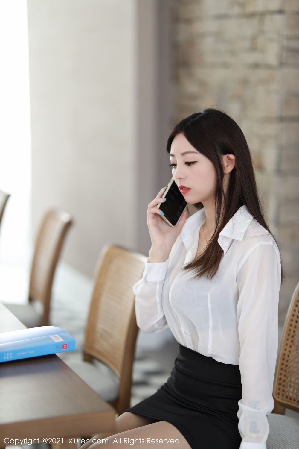 秀人网美女模特佘贝拉bella白衬衫黑短裙肉丝OL西双版纳旅拍