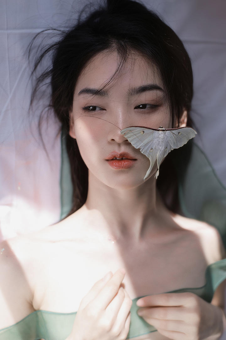 好看的头像女生与蝴蝶图片