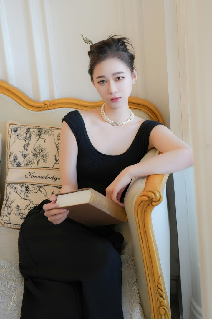 沙发上看书的大家闺秀国产气质美女高清图片