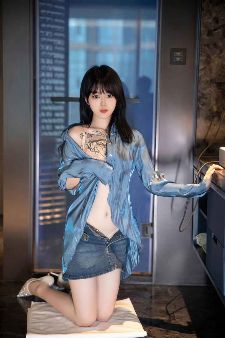 胸口有纹身超短裙美女116极品美女写真图片大全