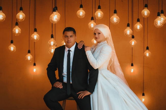 新婚夫妇室内婚纱写真摄影图片