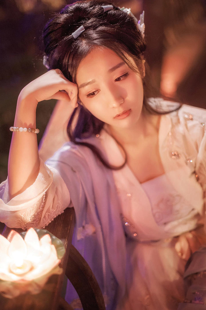 沉思的唯美古装美女艺术摄影写真图片