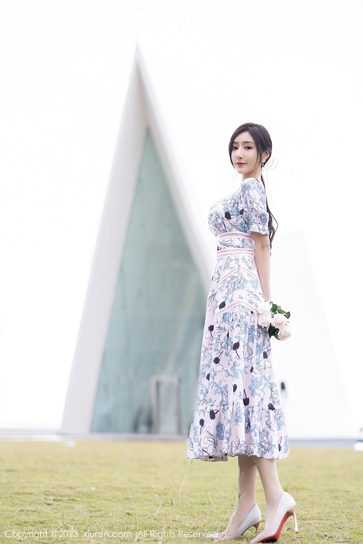 秀人网性感女神王馨瑶yanni浅色连衣长裙原色丝袜海南旅拍