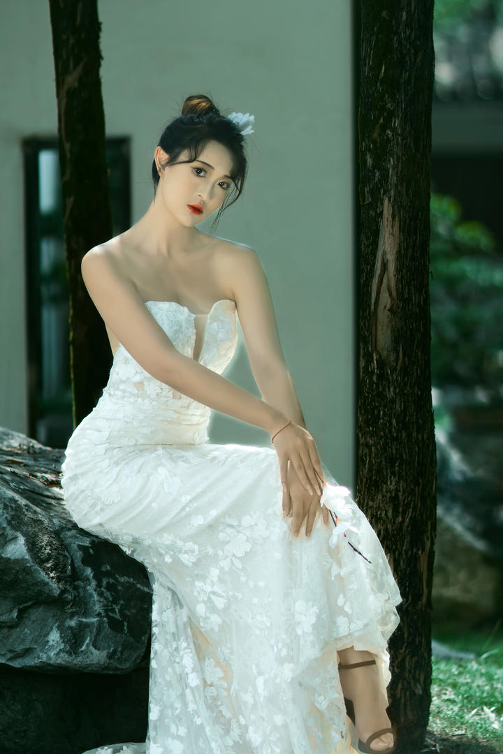 美丽的新娘穿着抹胸婚纱照图片