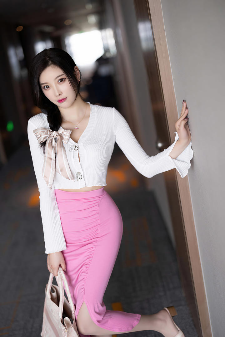 穿粉色包臀裙的好身材美女模特杨晨晨高清美照图片大全