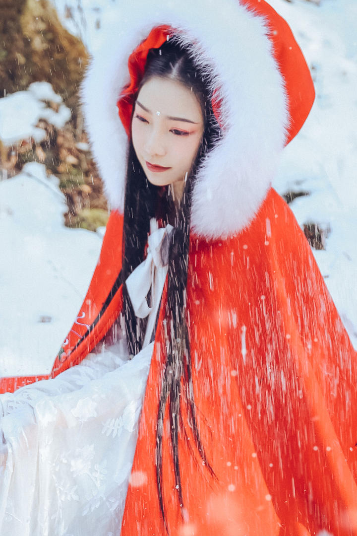 古装美女雪景摄影图片